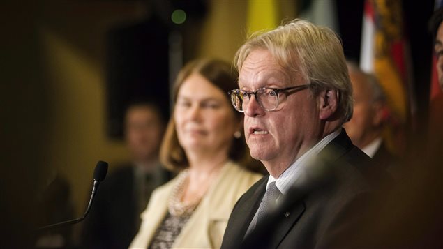 Le ministre de la Santé du Québec, Gaétan Barrette, en compagnie de son homologue fédérale, Jane Philpott, à Toronto le 18 octobre 2016 Le ministre de la Santé du Québec, Gaétan Barrette, en compagnie de son homologue fédérale, Jane Philpott, à Toronto le 18 octobre 2016