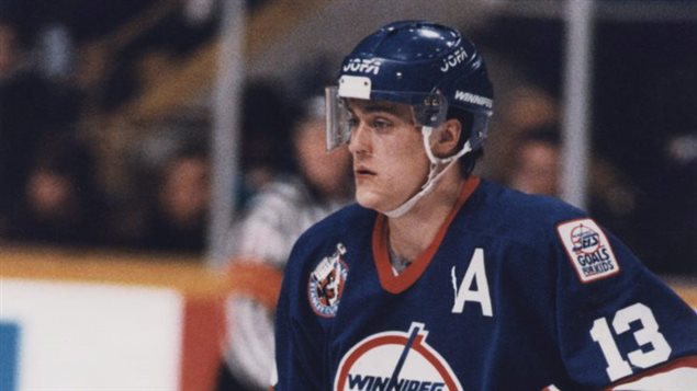 En 1992-1993, Teemu Selanne des Jets de Winnipeg a inscrit 76 buts et 132 points pour détenir le record du plus grand nombre de buts et points pour une recrue, une marque qui est toujours inégalée.
En 1992-1993, Teemu Selanne des Jets de Winnipeg a inscrit 76 buts et 132 points pour détenir le record du plus grand nombre de buts et points pour une recrue, une marque qui est toujours inégalée.