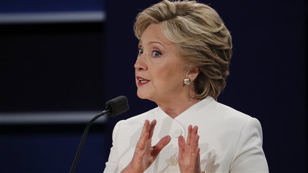 Hillary Clinton, répondant à une question lors du débat tenu à Las Vegas. Hillary Clinton, répondant à une question lors du débat tenu à Las Vegas.