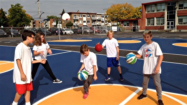 Résultat d’images pour enfant qui joue au basket