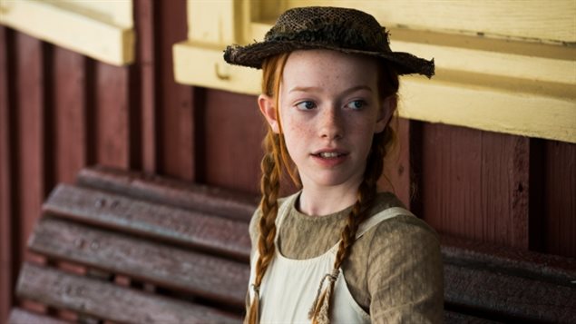 Amybeth McNulty dans le rôle d'Anne Shirley (« Anne, la maison aux pignons verts ») Amybeth McNulty dans le rôle d'Anne Shirley (« Anne, la maison aux pignons verts »)