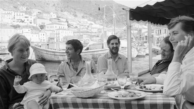 Le chanteur montréalais a rencontré la Marianne de la chanson sur l'île d'Hydra, en Grèce.