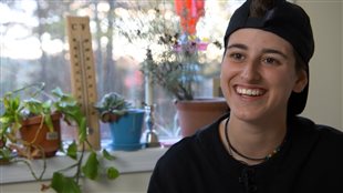 Ce garçon transgenre trouve sa place grâce au football