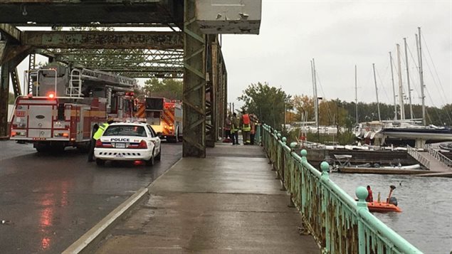 Un véhicule a plongé dans le lac Ontario de ce pont de la rue Cherry. Un véhicule a plongé dans le lac Ontario de ce pont de la rue Cherry.
