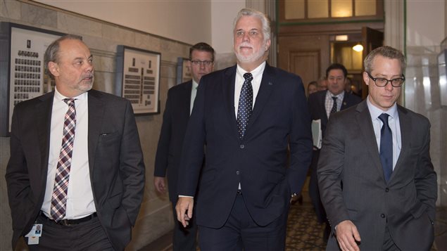 Le premier ministre du Québec, Philippe Couillard, accompagné de son chef de cabinet Jean-Louis Dufresne et de son attaché de presse Charles Robert
