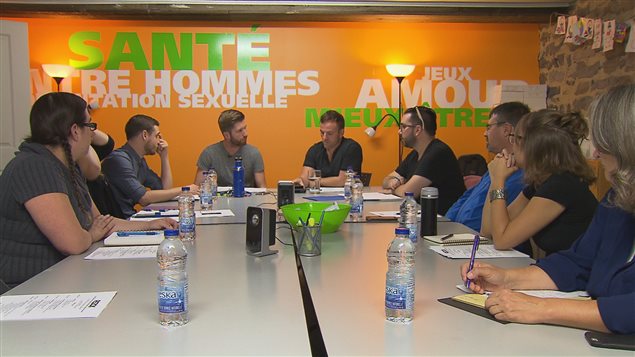 Une rencontre de la table de concertation sur la Violence conjugale dans les relations amoureuses et intimes entre hommes (VRAIH) Une rencontre de la table de concertation sur la Violence conjugale dans les relations amoureuses et intimes entre hommes (VRAIH)