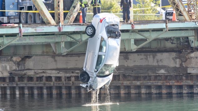 La voiture a été sortie de l'eau vendredi. La voiture a été sortie de l'eau vendredi.
