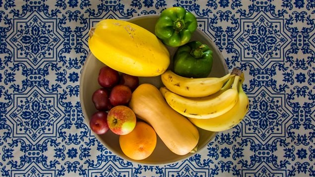 Un bol avec des fruits Un bol avec des fruits