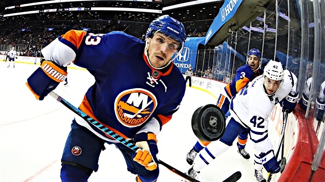 Casey Cizikas et Tyler Bozak se disputent la rondelle