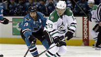Ales Hemsky pourchassé par Joe Thornton
