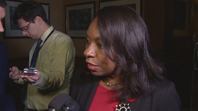 Mitzie Hunter s'adresse aux médias. Mitzie Hunter s'adresse aux médias.