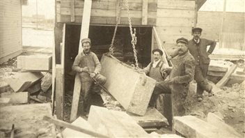 Jusqu’à la mort d’August Gillis (troisième à partir de la gauche), en 1922, l’entreprise était nommée August Gillis & Son. Jusqu’à la mort d’August Gillis (troisième à partir de la gauche), en 1922, l’entreprise était nommée August Gillis & Son.