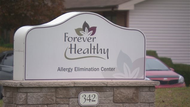 Une affiche où on lit «Forever Healthy, Allergy Elimination Center».