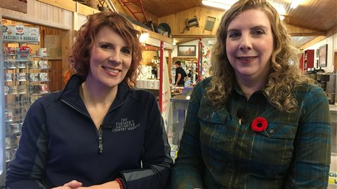 Heather Coulombe et Sandee Maclean, les deux soeurs propriétaires du marché Farmer's Daughter à Whycocomagh.