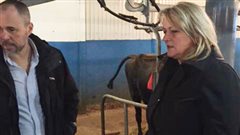 La vice-première ministre Lise Thériault, en visite à la ferme de la Fromagerie Pied-de-Vent.
