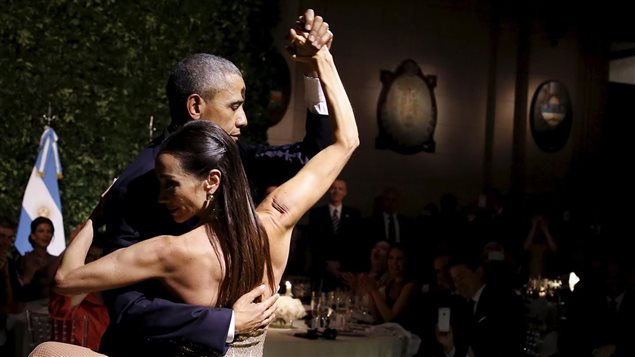 Barack Obama danse le tango lors d'un dîner d'État en Argentine en mars 2016.