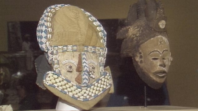 Certains des objets d'art africain de l'exposition.