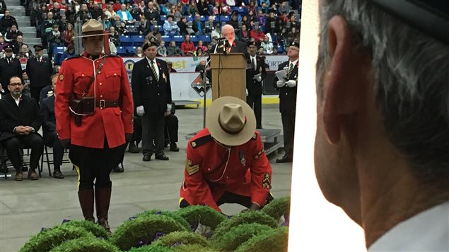 Des agents de la GRC déposent une gerbe de fleurs lors de la cérémonie du Souvenir à l'aréna de Sudbury. Des agents de la GRC déposent une gerbe de fleurs lors de la cérémonie du Souvenir à l'aréna de Sudbury.
