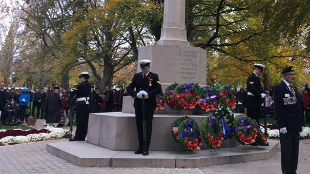 Des centaines de personnes ont assisté à la cérémonie de l'aube à Toronto. Des centaines de personnes ont assisté à la cérémonie de l'aube à Toronto.
