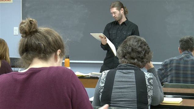 Montréal autochtone donne des cours en 6 langues autochtones, dont l'abénaquis, une langue pratiquement disparue. Montréal autochtone donne des cours en 6 langues autochtones, dont l'abénaquis, une langue pratiquement disparue.