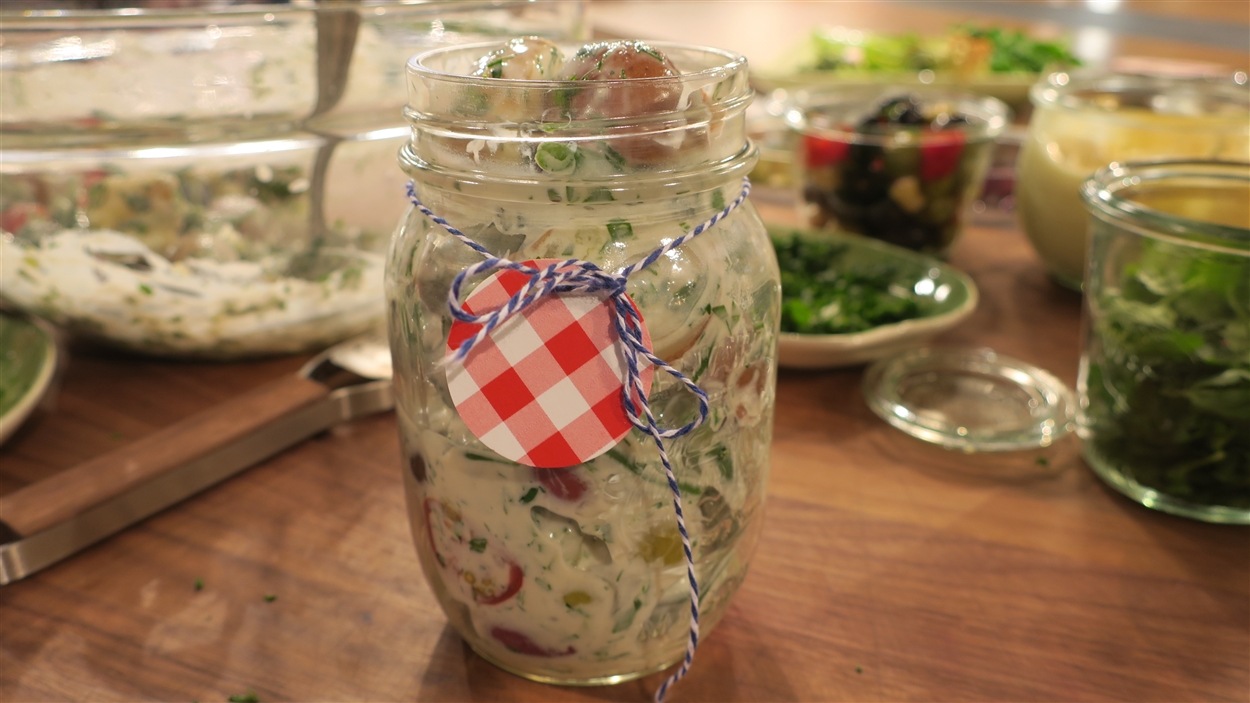 Une adaptation de la salade niçoise, dans un pot Une adaptation de la salade niçoise, dans un pot