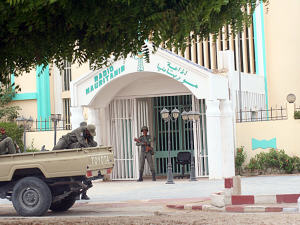 Des militaires montent la garde face à la radio nationale. Des militaires montent la garde face à la radio nationale.