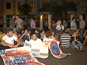 Des Géorgiens, devant l'ambassade de la Russie à Tbilissi, le 8 août 2008, manifestent contre la présence russe en Ossétie du Sud. Des Géorgiens, devant l'ambassade de la Russie à Tbilissi, le 8 août 2008, manifestent contre la présence russe en Ossétie du Sud.
