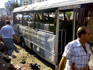 L'explosion a détruit un autobus. L'explosion a détruit un autobus.