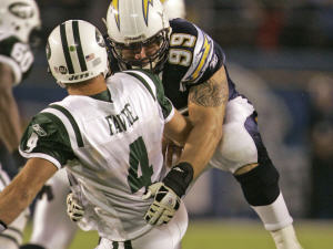 Brett Favre est plaqué par Igor Olshansky, des Chargers de San Diego. Brett Favre est plaqué par Igor Olshansky, des Chargers de San Diego.