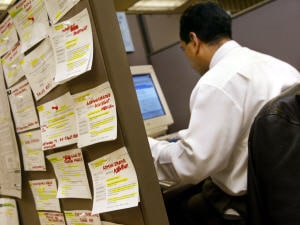 Un chômeur cherche un emploi. Un chômeur cherche un emploi.