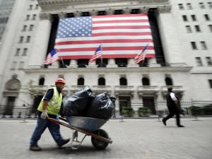 Un travailleur devant le siège de la Bourse de New York. Un travailleur devant le siège de la Bourse de New York.