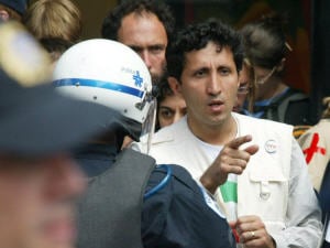 Amir Khadir après son arrestation lors d'une manifestation contre l'Organisation mondiale du commerce Amir Khadir après son arrestation lors d'une manifestation contre l'Organisation mondiale du commerce