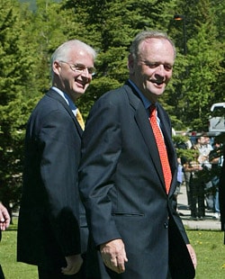 MM. Fowler et Chrétien au sommet de Kananaskis en juin 2002. MM. Fowler et Chrétien au sommet de Kananaskis en juin 2002.