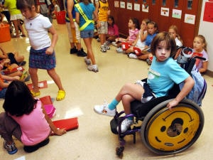 Un enfant handicapé avec des camarades de classe Un enfant handicapé avec des camarades de classe