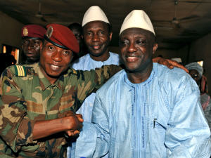 Le capitaine Moussa Dadis Camara, le chef des putschistes, avec le ministre de la Défense Almamy Kebele Camara et le premier ministre Ahmed Tidiane Souare. Le capitaine Moussa Dadis Camara, le chef des putschistes, avec le ministre de la Défense Almamy Kebele Camara et le premier ministre Ahmed Tidiane Souare.