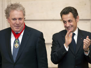 Jean Charest a reçu l'insigne et le grade de Commandeur dans l'Ordre de la Légion d'honneur. Jean Charest a reçu l'insigne et le grade de Commandeur dans l'Ordre de la Légion d'honneur.