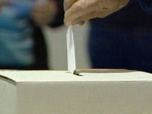 Un vote déposé dans une boîte Un vote déposé dans une boîte