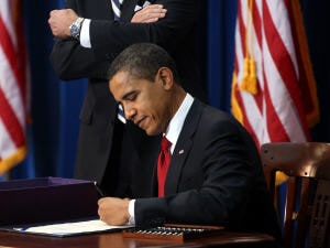 Barack Obama promulgue son plan de relance économique à Denver au Colorado Barack Obama promulgue son plan de relance économique à Denver au Colorado