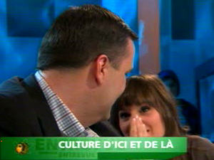 La chanteuse Stéphanie Lapointe souffle une réponse à l'oreille du ministre Moore. La chanteuse Stéphanie Lapointe souffle une réponse à l'oreille du ministre Moore.