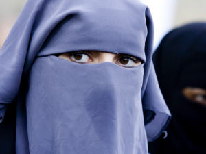 Femme portant un voile intégral Femme portant un voile intégral