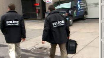 Des policiers se dirigent vers les bureaux de la FTQ Des policiers se dirigent vers les bureaux de la FTQ