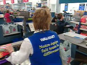 Une employée dans un Wal-Mart Une employée dans un Wal-Mart