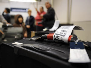 Une valise à l'aéroport de Los Angeles Une valise à l'aéroport de Los Angeles