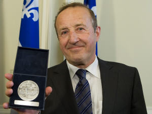 Bernard Derome a été décoré de la Médaille d'honneur de l'Assemblée nationale. Bernard Derome a été décoré de la Médaille d'honneur de l'Assemblée nationale.