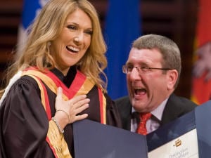 égis Labeaume remet la médaille de la Ville de Québec à Céline Dion. égis Labeaume remet la médaille de la Ville de Québec à Céline Dion.