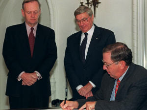 De gauche à droite: Le premier ministre Jean Chrétien, le gouverneur général Roméo Leblanc et le leader du gouvernement au Sénat, J. Bernard Boudreau lors d'une cérémonie protocolaire à Rideau Hall, le 4 octobre 1999. De gauche à droite: Le premier ministre Jean Chrétien, le gouverneur général Roméo Leblanc et le leader du gouvernement au Sénat, J. Bernard Boudreau lors d'une cérémonie protocolaire à Rideau Hall, le 4 octobre 1999.