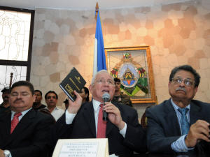 Le président nommé par le Parlement, Roberto Micheletti (au centre), brandit la constitution hondurienne. Le président nommé par le Parlement, Roberto Micheletti (au centre), brandit la constitution hondurienne.