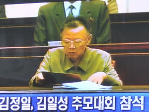 Kim Jong-il, lors d'une cérémonie en mémoire de son père, le 8 juillet. Kim Jong-il, lors d'une cérémonie en mémoire de son père, le 8 juillet.
