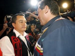 Perry Bellegarde concède la victoire à Shawn Atleo. Perry Bellegarde concède la victoire à Shawn Atleo.
