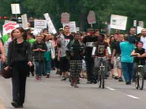 Marche à la mémoire de Fredy Villanueva, dans Montréal-Nord. Marche à la mémoire de Fredy Villanueva, dans Montréal-Nord.